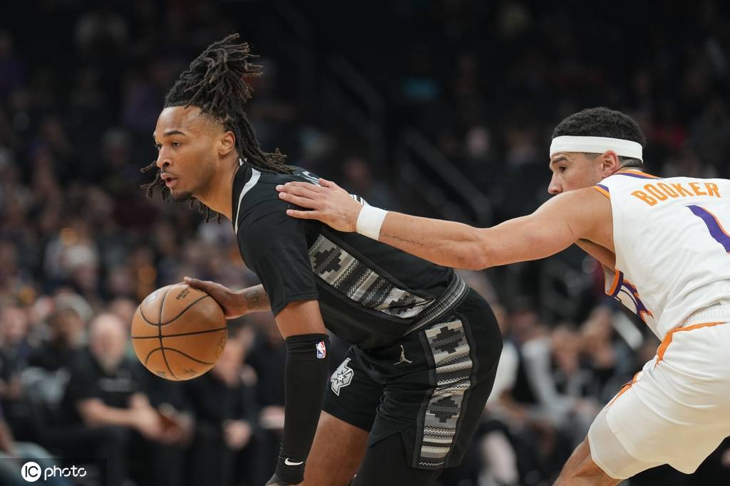 布克18分卡斯尔16+10 邓恩26+11太阳轻取马刺