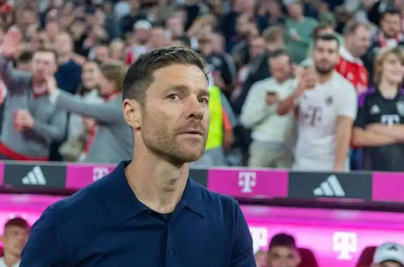 43岁少帅哈维阿隆索接任皇马主帅，德甲不败夺冠，安切洛蒂服气佛爷钦点